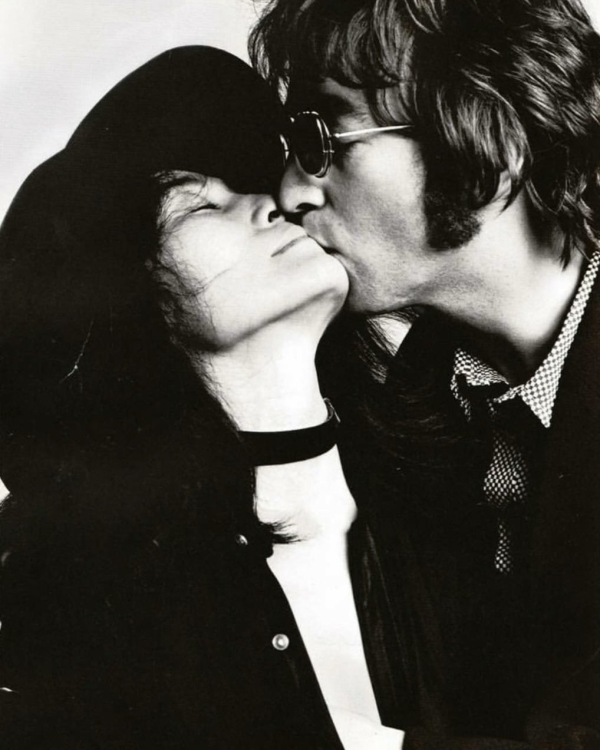 Из-за нее распались The Beatles. История любви