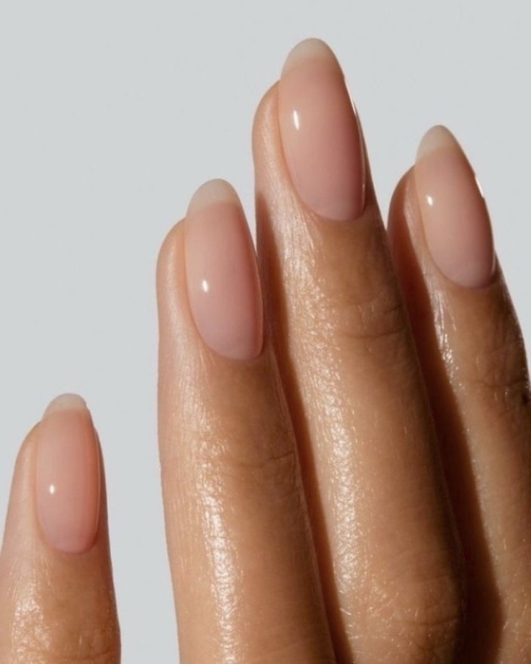 Внесезонные тренды маникюра для невест 2025