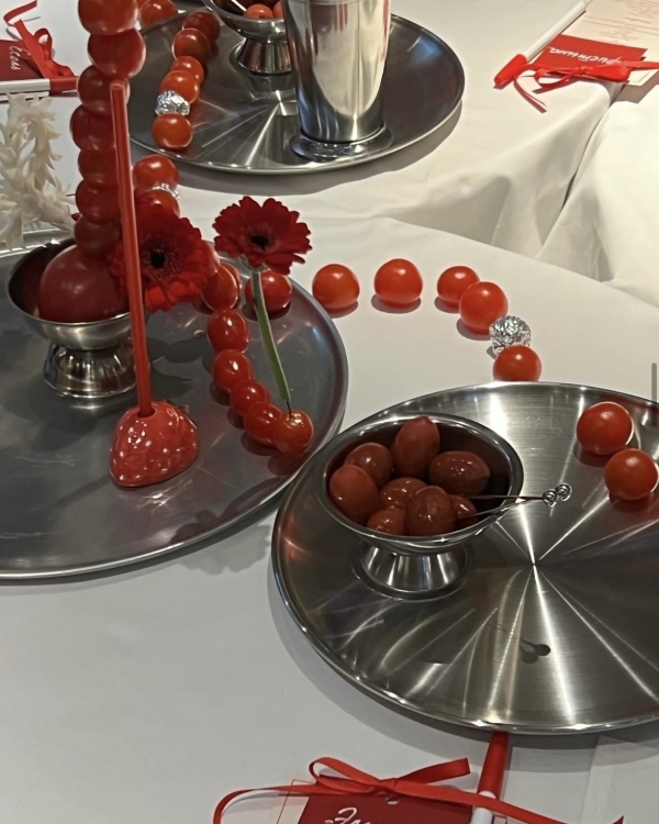 Как передавать смыслы через сет-дизайн? Интервью с