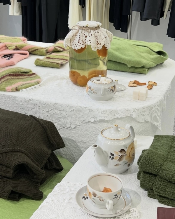 Как передавать смыслы через сет-дизайн? Интервью с