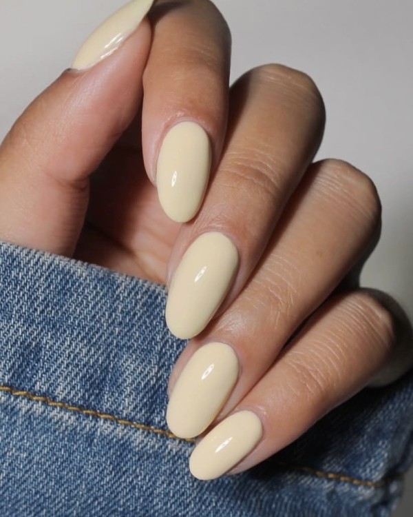 Внесезонные тренды маникюра для невест 2025