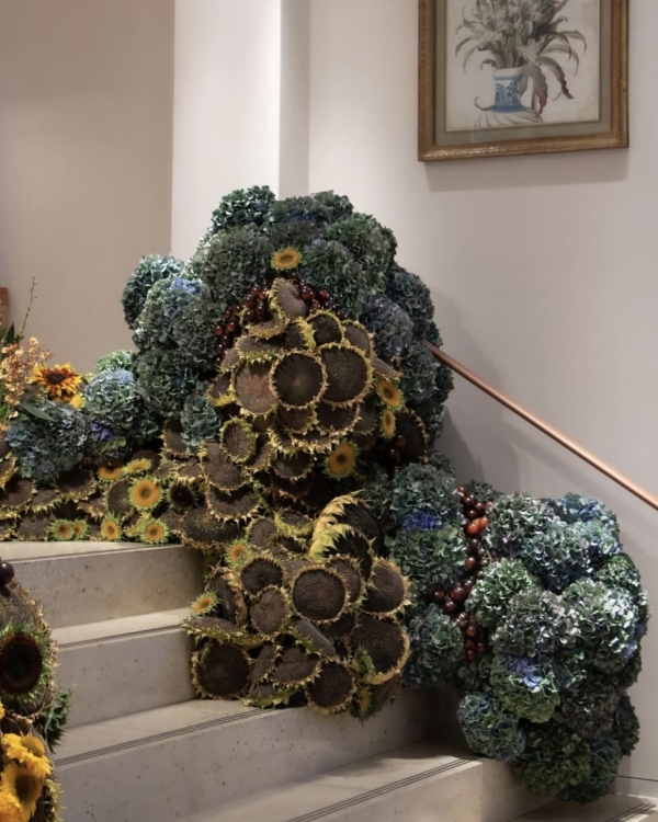 Кто создает цветочные инсталляции для мировых брендов?