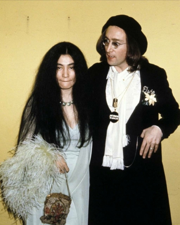 Из-за нее распались The Beatles. История любви