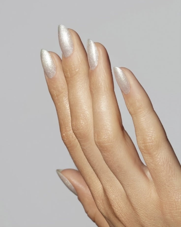 Внесезонные тренды маникюра для невест 2025