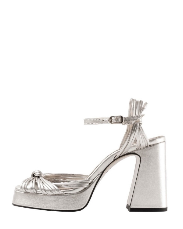 Вот босоножки, с которыми у невест случится