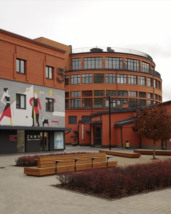 Фестиваль подруг на «Хлебозаводе», постановка «Дыры» в