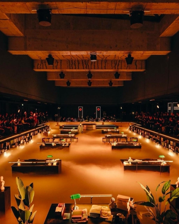 Оперный перформанс в пустом бассейне от команды