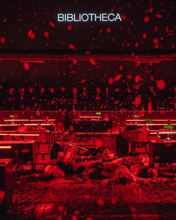 Оперный перформанс в пустом бассейне от команды