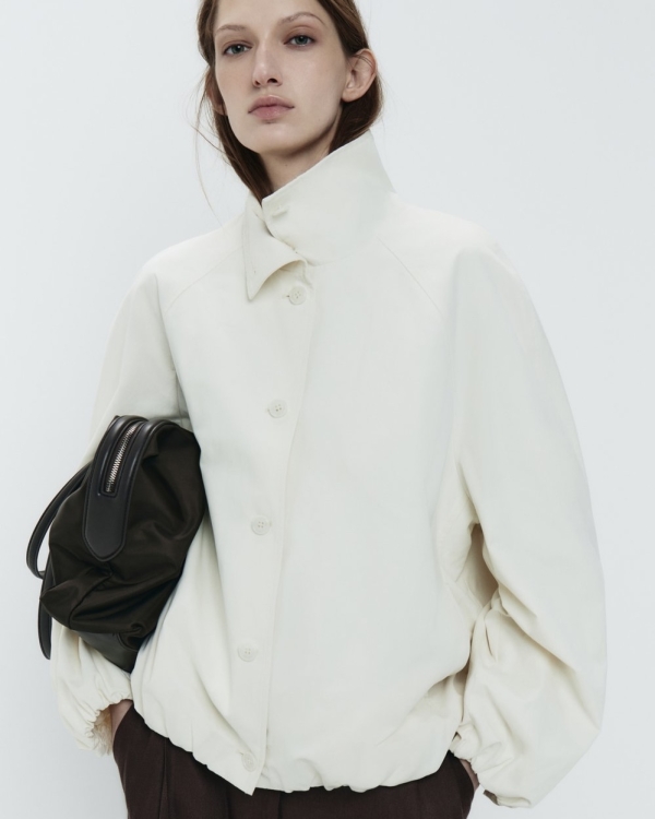 Светлая верхняя одежда на весну 2026: 30+