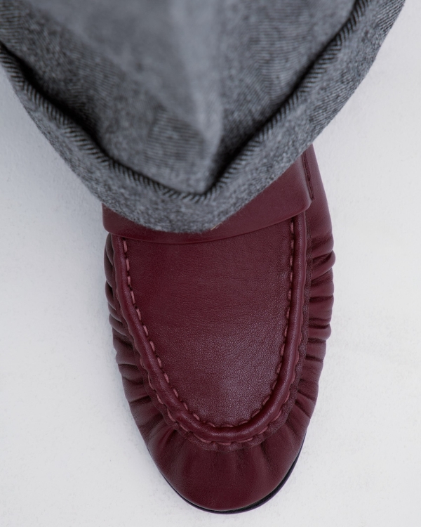 Замшевая, в стиле джаза и бордовая. Какую