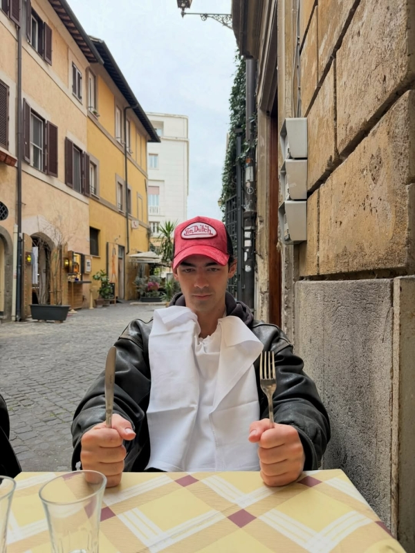 Джо Джонас показал новую девушку