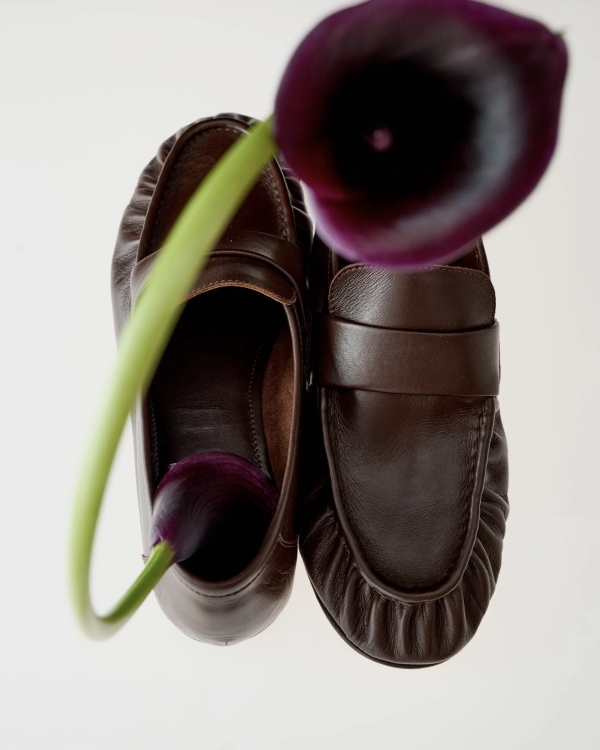 Замшевая, в стиле джаза и бордовая. Какую