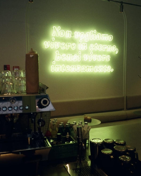 Где приятно почитать за бокалом вина или