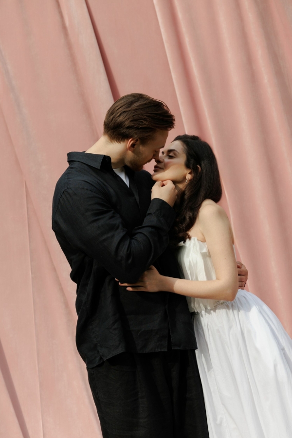 Интервью с невестой о свадьбе с игривой