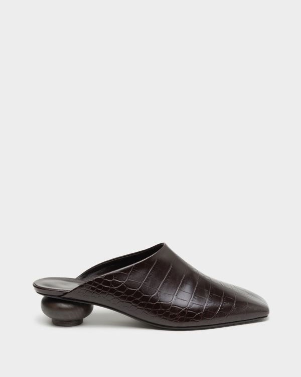 Замшевая, в стиле джаза и бордовая. Какую