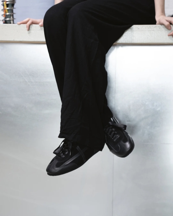 Замшевая, в стиле джаза и бордовая. Какую