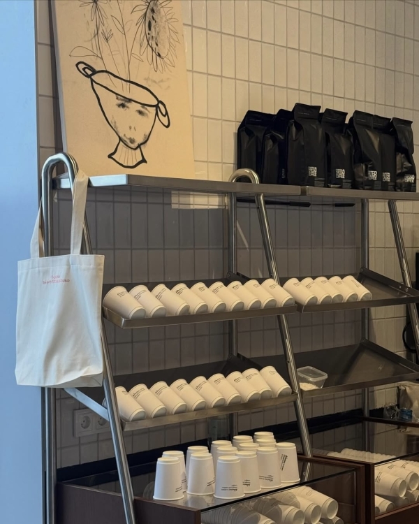 Где приятно почитать за бокалом вина или