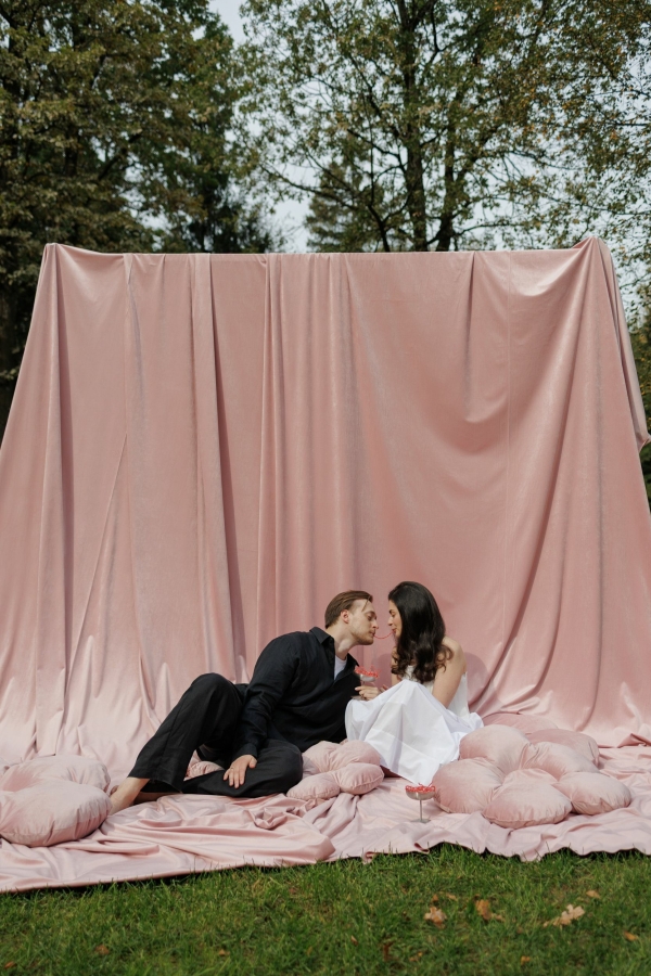 Интервью с невестой о свадьбе с игривой