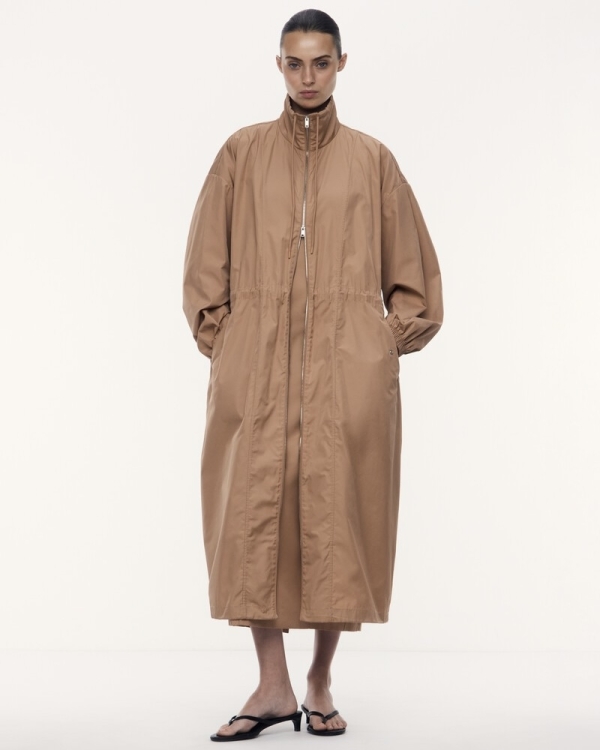 Светлая верхняя одежда на весну 2026: 30+