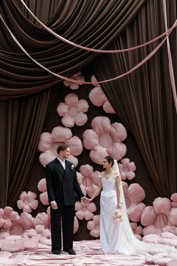 Интервью с невестой о свадьбе с игривой