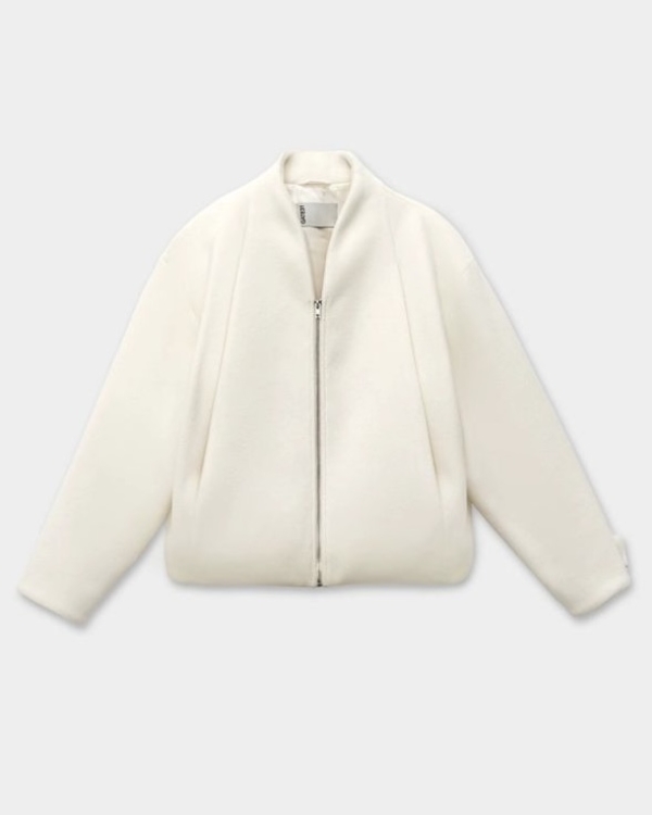 Светлая верхняя одежда на весну 2026: 30+