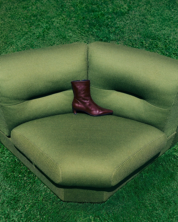 Замшевая, в стиле джаза и бордовая. Какую