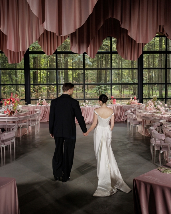 Интервью с невестой о свадьбе с игривой