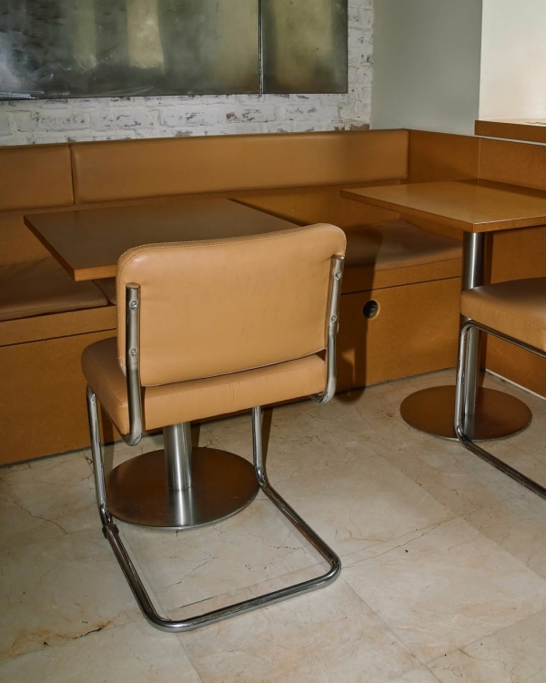 Где приятно почитать за бокалом вина или