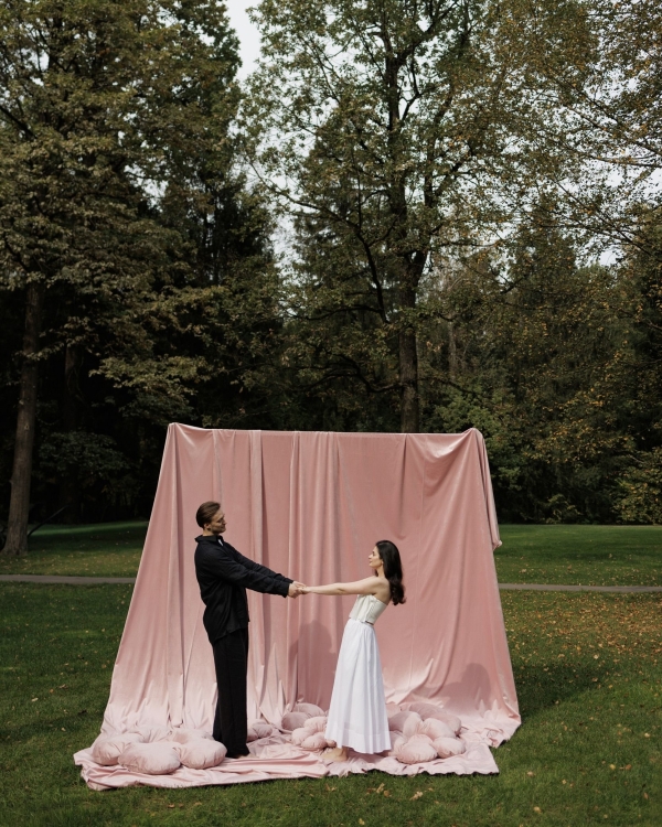 Интервью с невестой о свадьбе с игривой