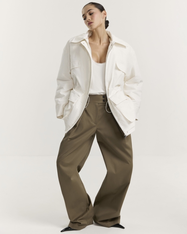 Светлая верхняя одежда на весну 2026: 30+