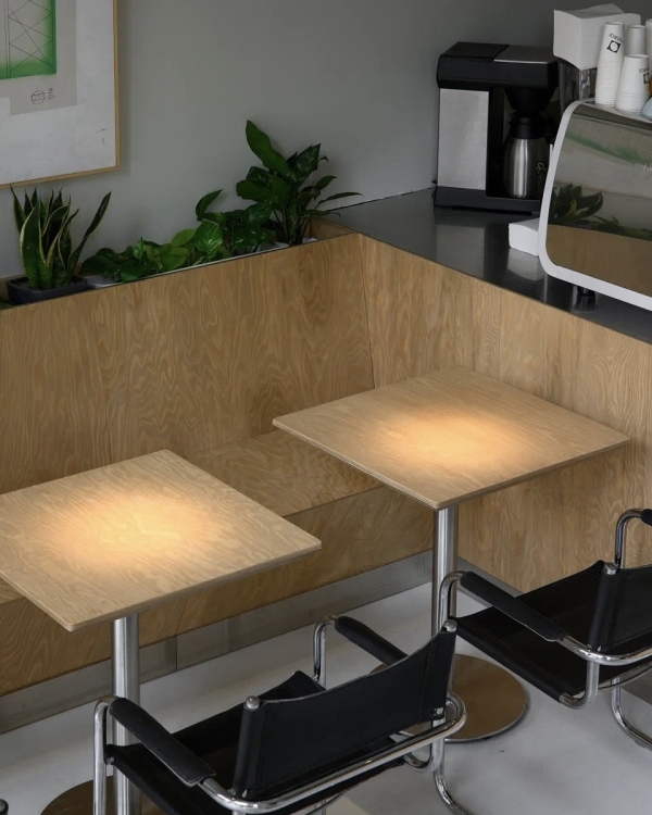 Где приятно почитать за бокалом вина или