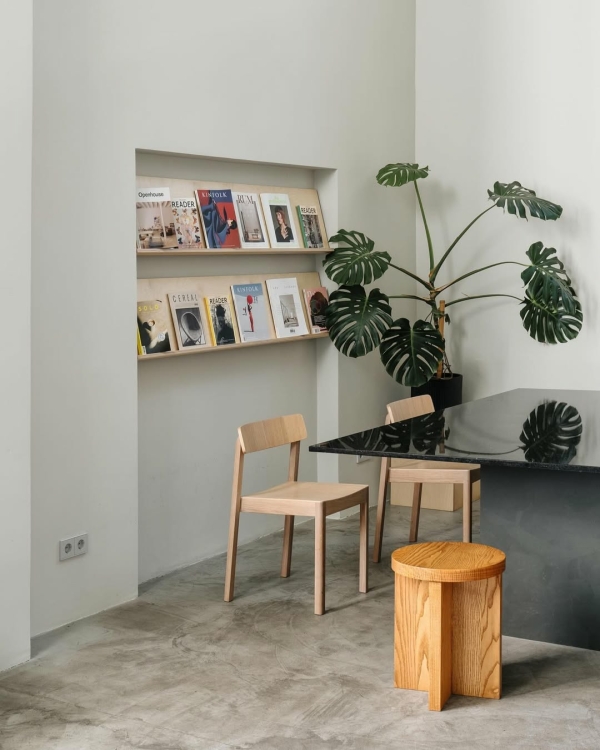 Где приятно почитать за бокалом вина или