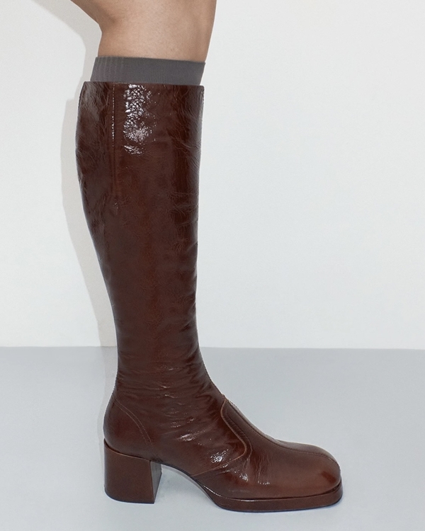 Замшевая, в стиле джаза и бордовая. Какую