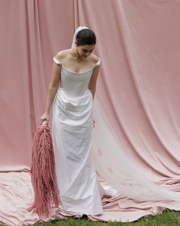 Интервью с невестой о свадьбе с игривой