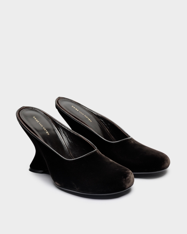 Замшевая, в стиле джаза и бордовая. Какую