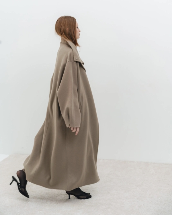 Светлая верхняя одежда на весну 2026: 30+