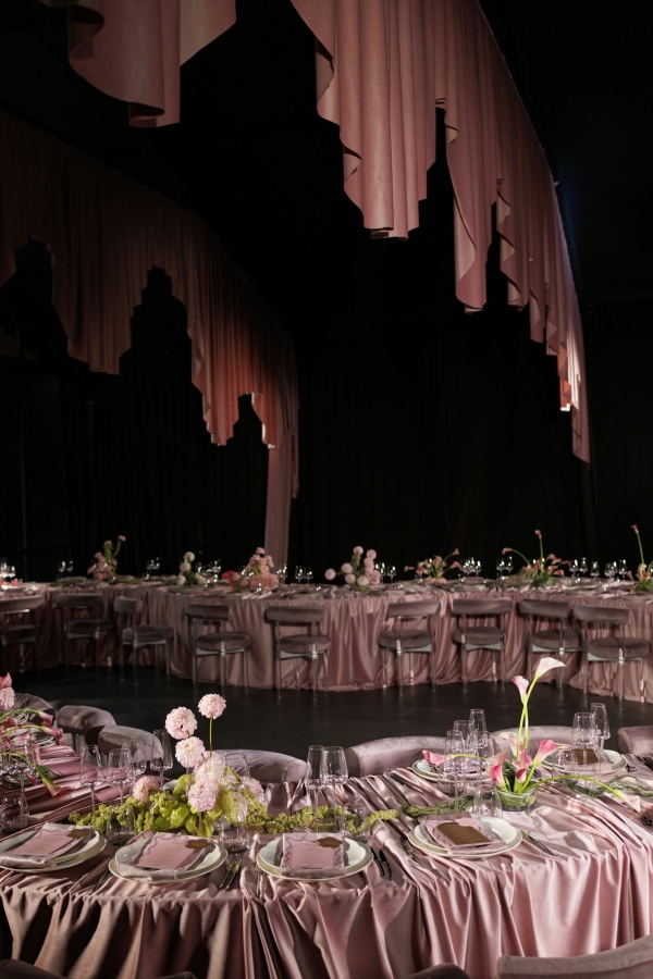 Интервью с невестой о свадьбе с игривой