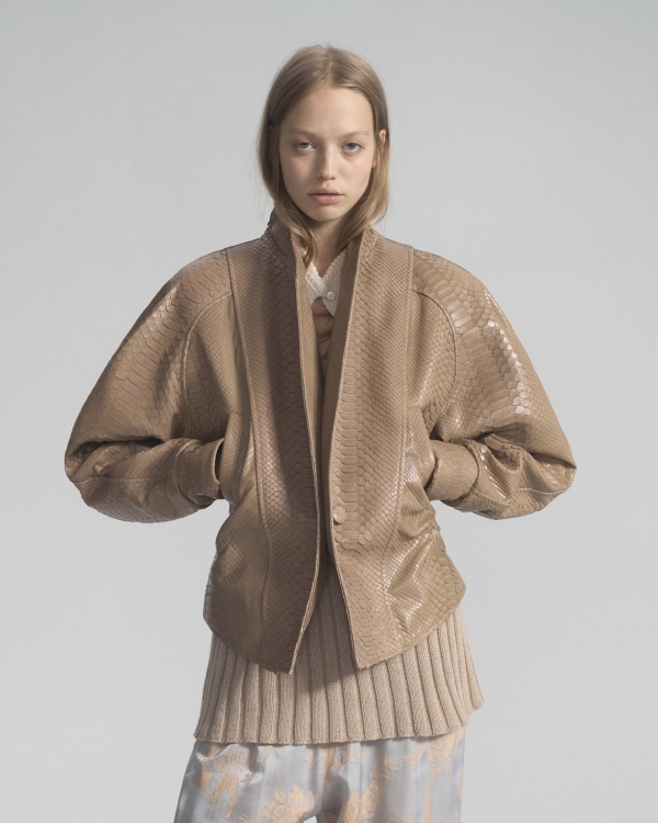 Светлая верхняя одежда на весну 2026: 30+