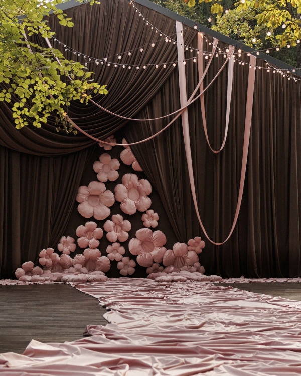 Интервью с невестой о свадьбе с игривой