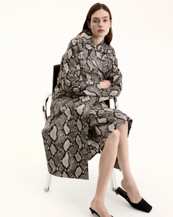 Светлая верхняя одежда на весну 2026: 30+