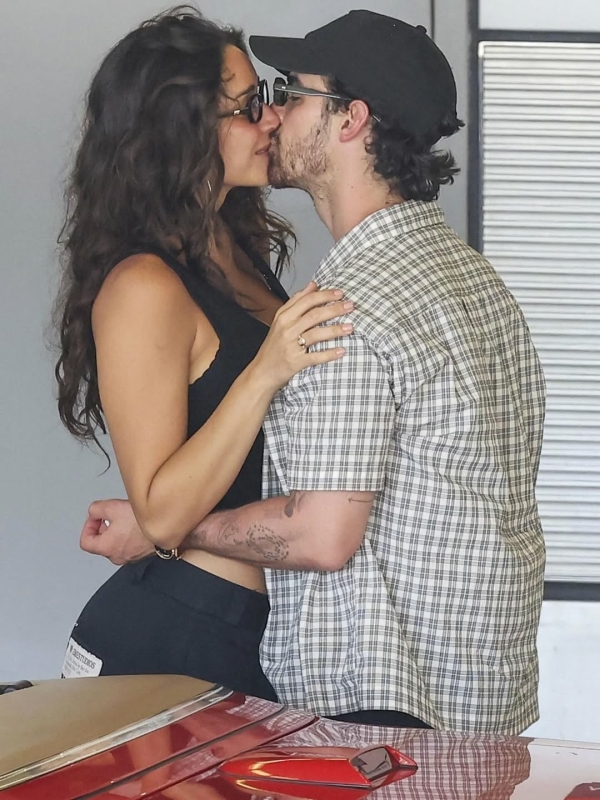 Джо Джонас показал новую девушку