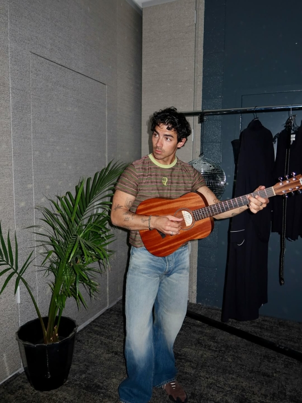 Джо Джонас показал новую девушку