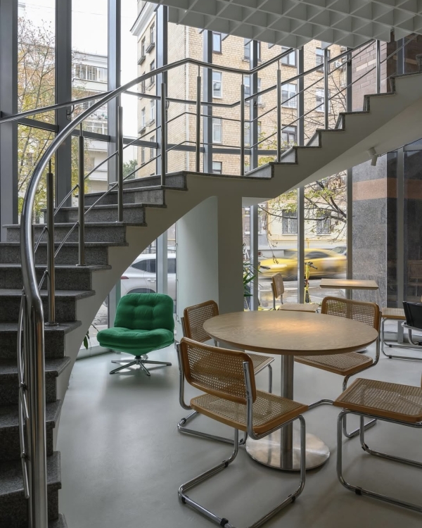 Где приятно почитать за бокалом вина или