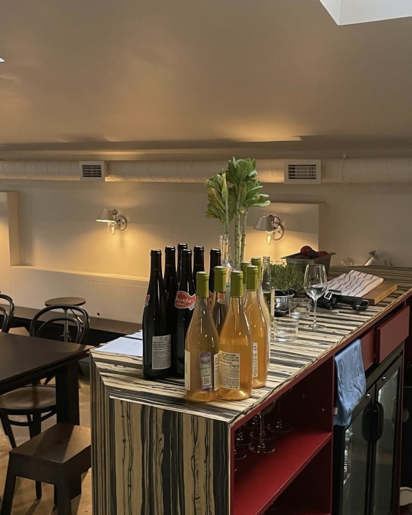 Где приятно почитать за бокалом вина или