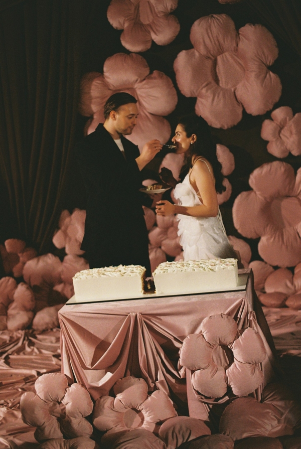 Интервью с невестой о свадьбе с игривой