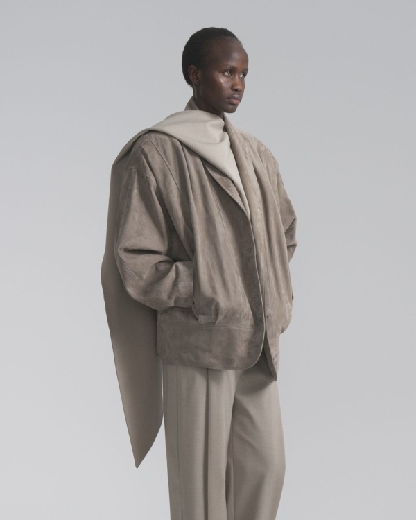 Светлая верхняя одежда на весну 2026: 30+