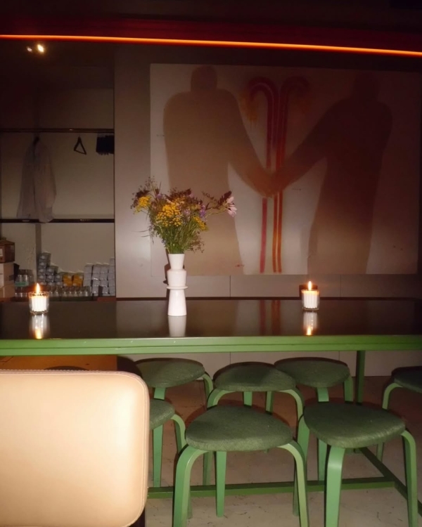 Где приятно почитать за бокалом вина или