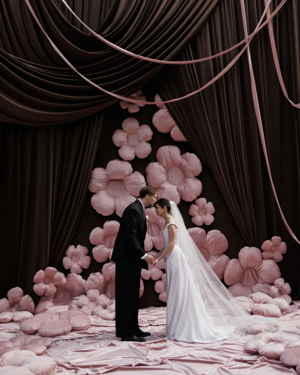 Интервью с невестой о свадьбе с игривой