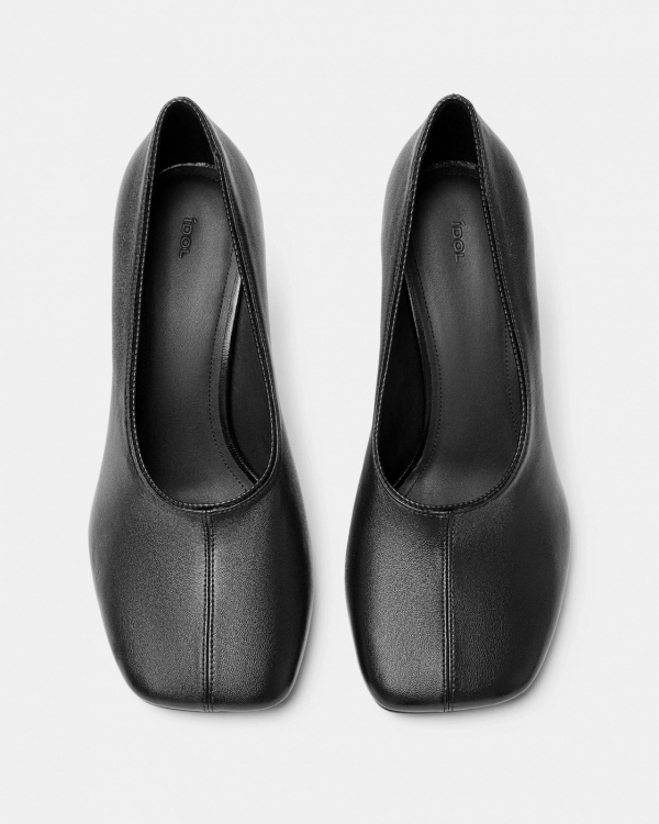 Замшевая, в стиле джаза и бордовая. Какую