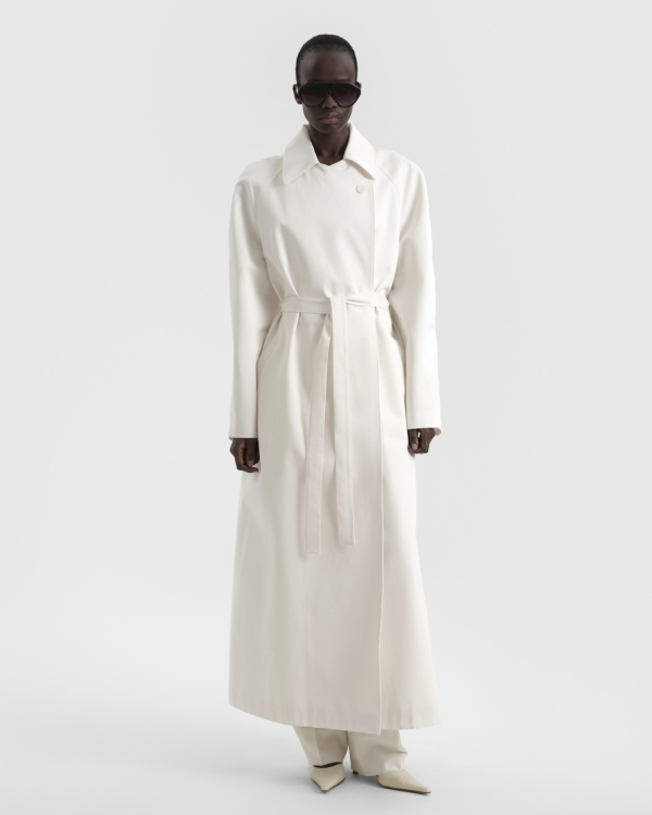 Светлая верхняя одежда на весну 2026: 30+